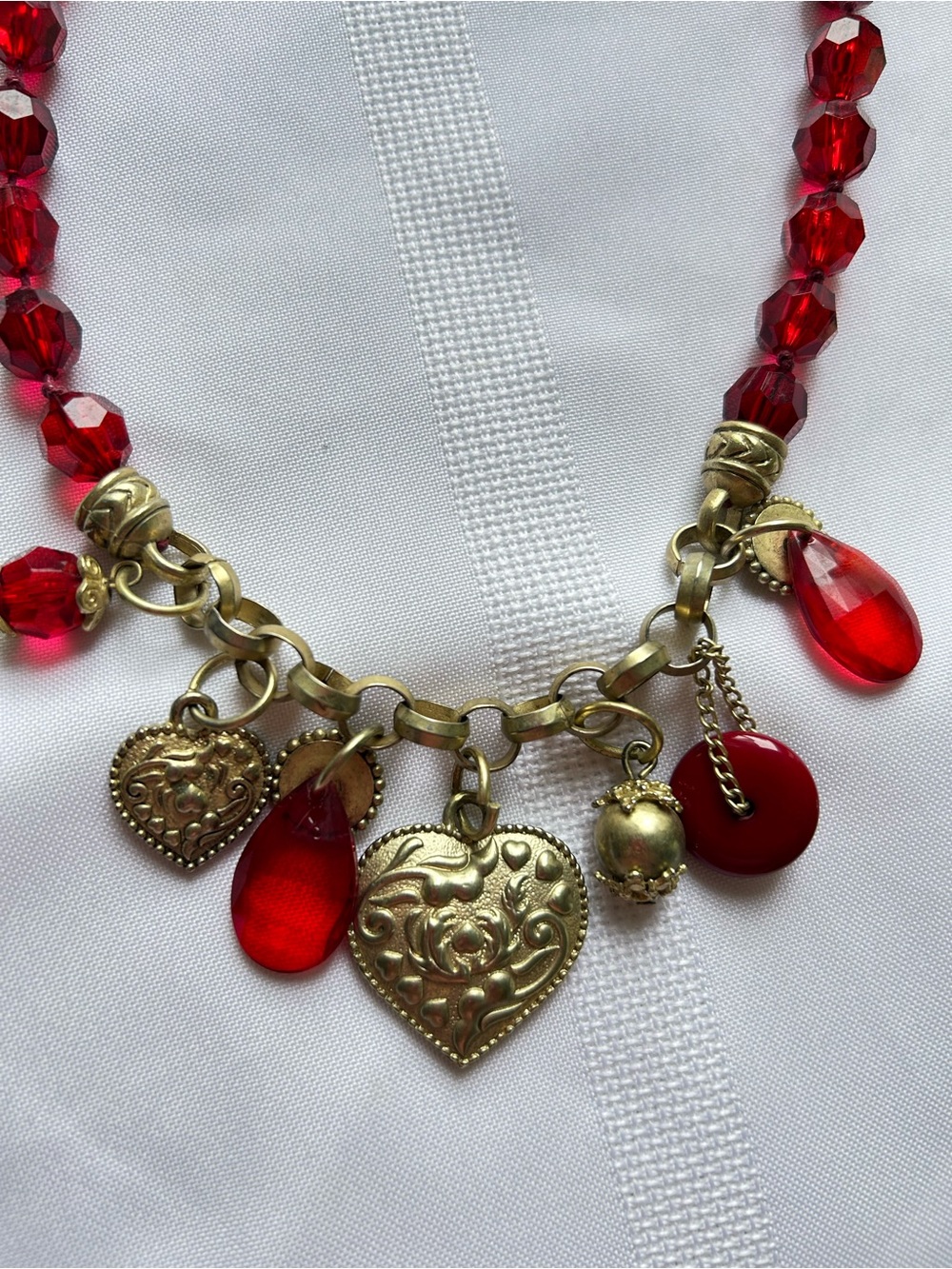 Vintage Bijoux Terner faceted red beads antique gold tone heart necklace
